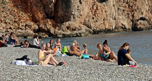 Güneşli havayı fırsat bilenler sahillere akın etti