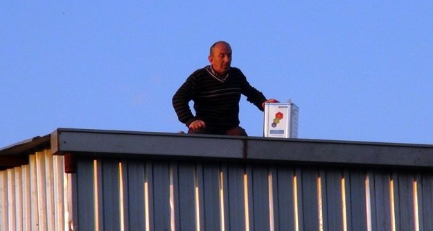 İcra memurunu karşısında gördü, tinerle kendisini yakmak istedi