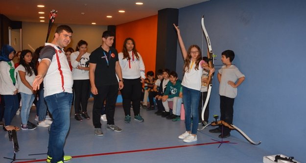 İsabet Okulları okçu yetiştiriyor