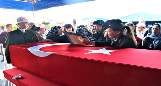 Kadın jandarma şehidimiz için gözyaşı döktü