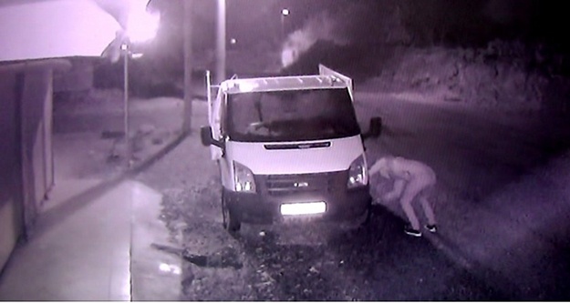 Kamyonetin lastiklerini patlattılar