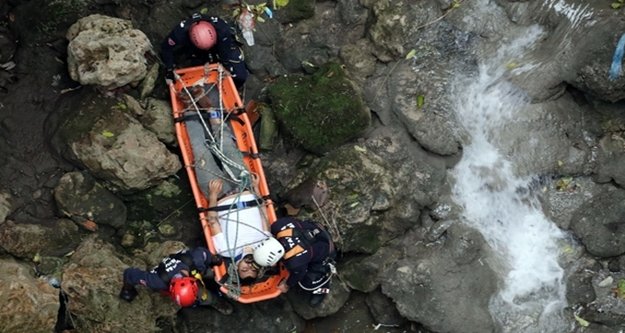 Kanyona düşen genç yaralandı