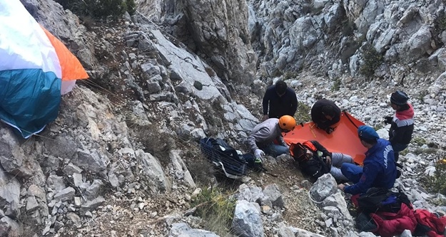 Kayalıklara düşen Fransız yamaç paraşütçüsüne nefes kesen kurtarma operasyonu