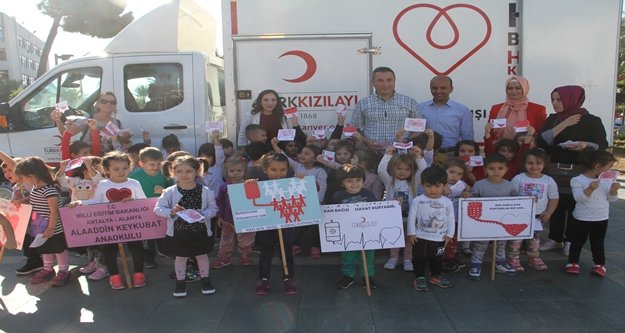 Minik yüreklerden Kızılay’a destek