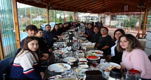 Öğrenci ve öğretim görevlileri kahvaltıdaydı