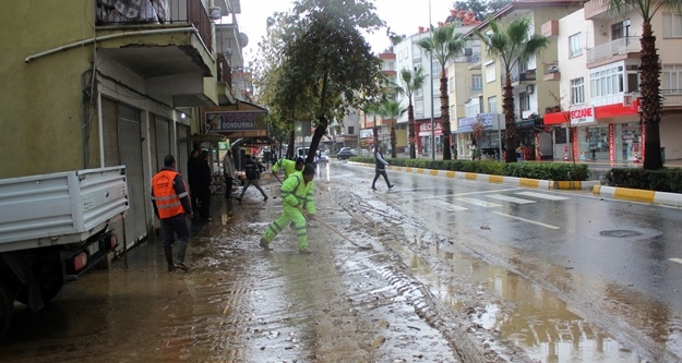 Şiddetli yağmur hayatı olumsuz etkiledi