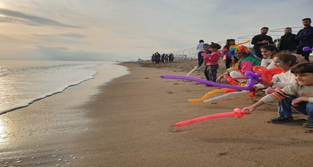 Suriyeli çocuklar Akdeniz'deki göçmen ölümleri için sahilde buluştu