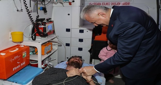 TBMM Başkanı Yıldırım aracını durdurup kazazedelerle ilgilendi