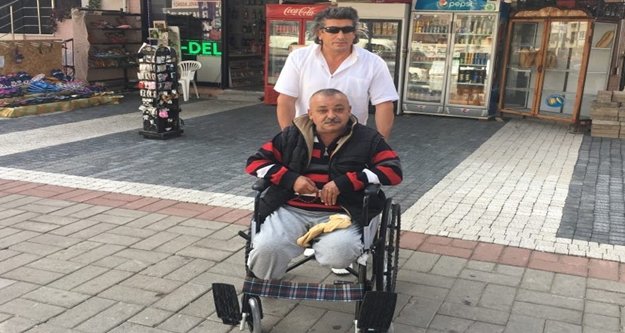 Tekerlekli sandalye üzerinde geçim mücadelesi veriyor