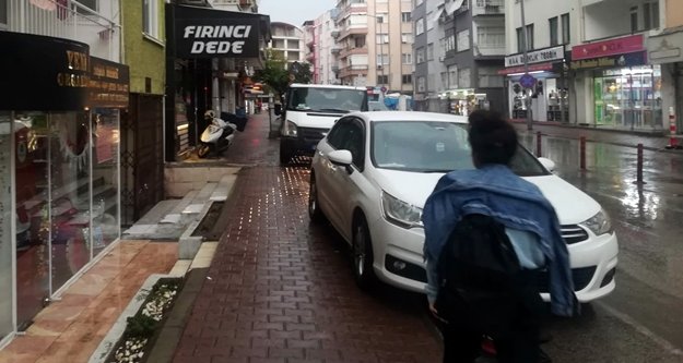 Trafikte kaldırım işgalleri önlenemiyor