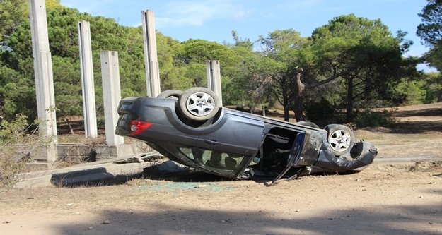 Virajı alamayan otomobil ters döndü