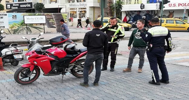 Alanya'da kasksız motosiklet sürücüleri polise takıldı