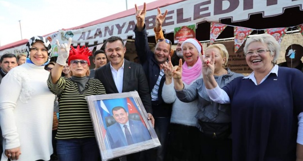 Alanya'da Noel Pazarı'na yoğun ilgi