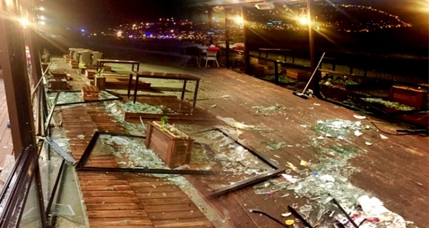 Alanya'daki fırtına geride enkaz bıraktı