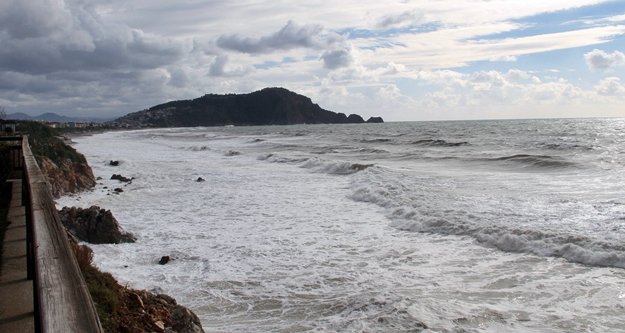 Alanya’da dev dalga paniği!