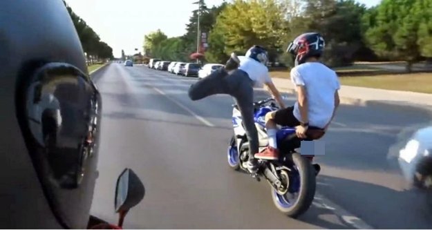 Alanya’da tek teker şovu yapan motosikletli dehşet saçtı