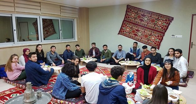 ALKÜ’lü gençlerin çiğköfte keyfi