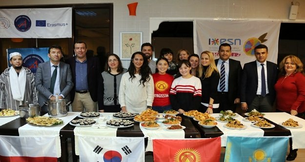 AÜ’lü gençler ‘Kültürlerarası Yemek’te buluştu
