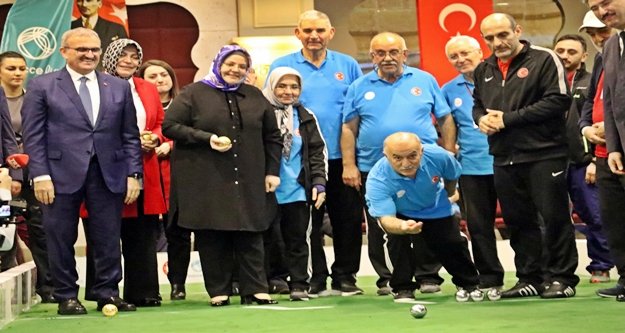 Bakan şampiyonada huzurevi sakinleriyle bocce oynadı