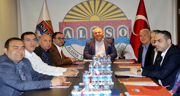 Başkan Şahin’e çifte bakanlı berat töreni