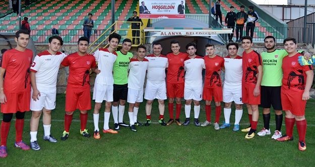 Başkan Yücel öğrencilerle forma giydi