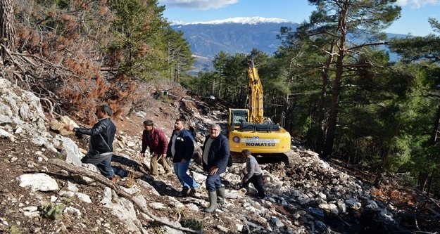 Büyükşehir dağları delip yol yapıyor