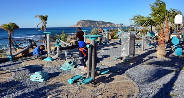 Büyükşehir Tosmur Yolu’ndaki spor aletlerini yeniledi