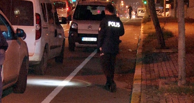 Çaldıkları altınları yola atan hırsızlar yakalandı