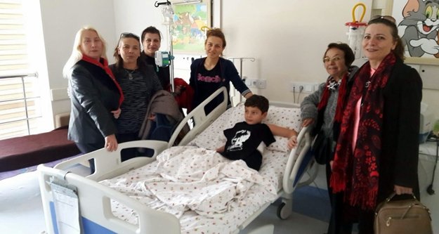 CHP’li kadınlardan hasta ziyareti