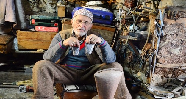 Dededen kalma işyerinde 71 yıldır müzisyen kulağıyla üretim yapıyor