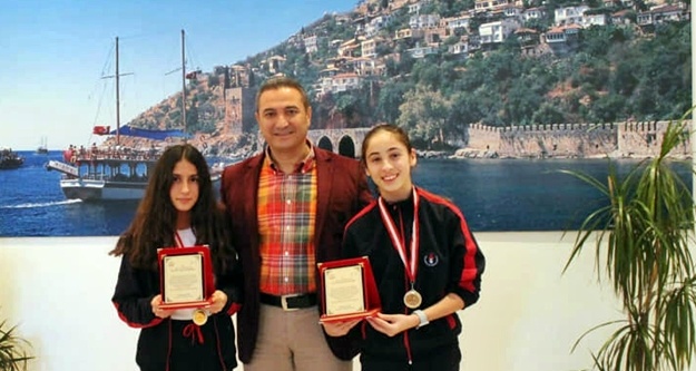 Eskrim Türkiye Şampiyonu müdür Er'i ziyaret etti