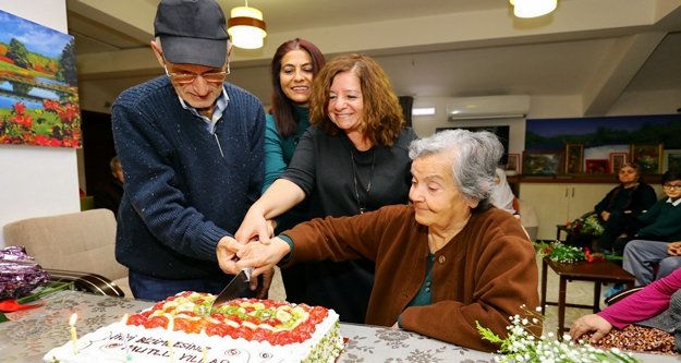 Huzurevi sakinlerine özel sürpriz parti