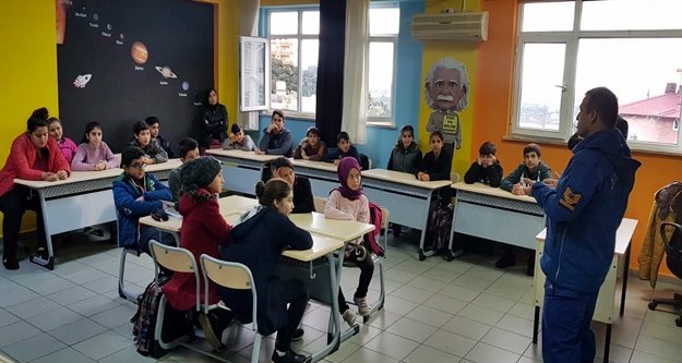 Jandarma öğrencilere trafik kurallarını aşıladı