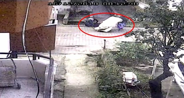 Kağıt toplayıcı kadınlar rögar kapağı çaldı