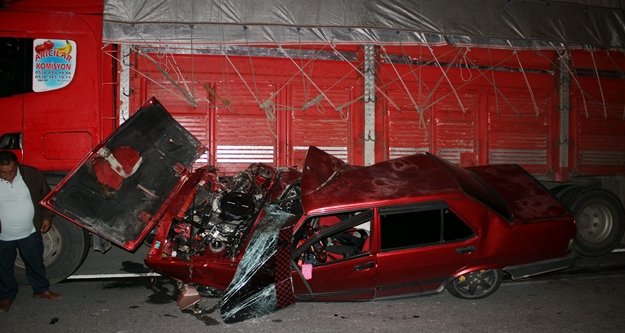 Kamyon ile otomobil çarpıştı: 2 yaralı