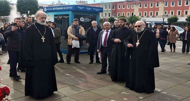 Karlov kalabalık bir törenle anıldı