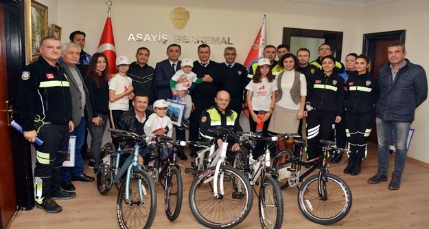 ‘Kırmızı Düdük’ kampanyasında 5 çocuk ödüllendirildi