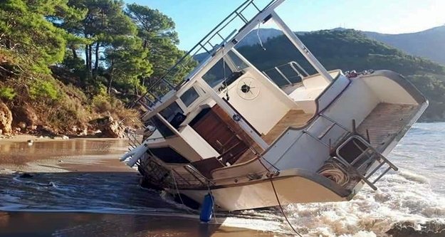Kıyıya vuran tekne yan yattı