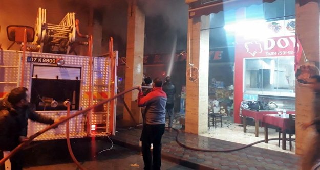 Korkutan yangın: 2 iş yeri zarar gördü