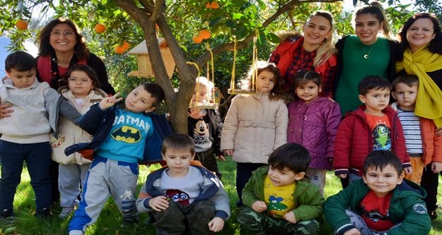 Minik öğrenciler soğuk havada kuşları unutmadı