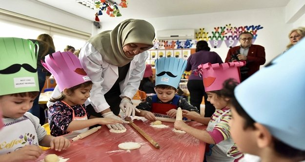 Minik şefler erişte kesti