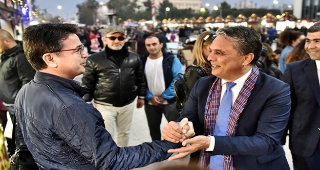 Noel coşkusunu renklendiren çarşı