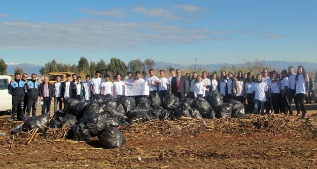 Öğrenciler sokaklarda çöp topladı
