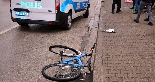 Otomobilin çarptığı bisikletli hayatını kaybetti