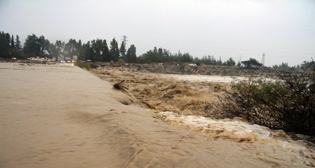 Sağanak hayatı felç etti: Seralar su altında kaldı