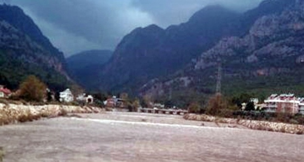 Sağanak kabusu!: 2 doktor dağda mahsur kaldı