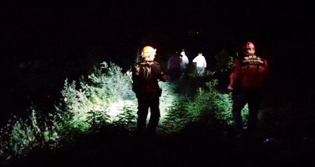 Sağanak yağış sonrası mahsur kalan doktorlardan biri kurtarıldı