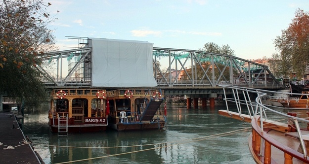 Tarihi köprü yeniden trafiğe açıldı