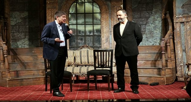 Türel Alanyalı gençlerle tiyatro izledi