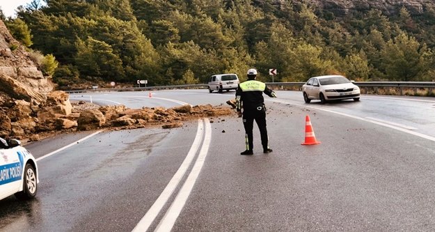Yağışların ardından yola düşen kayalar tehlike saçıyor